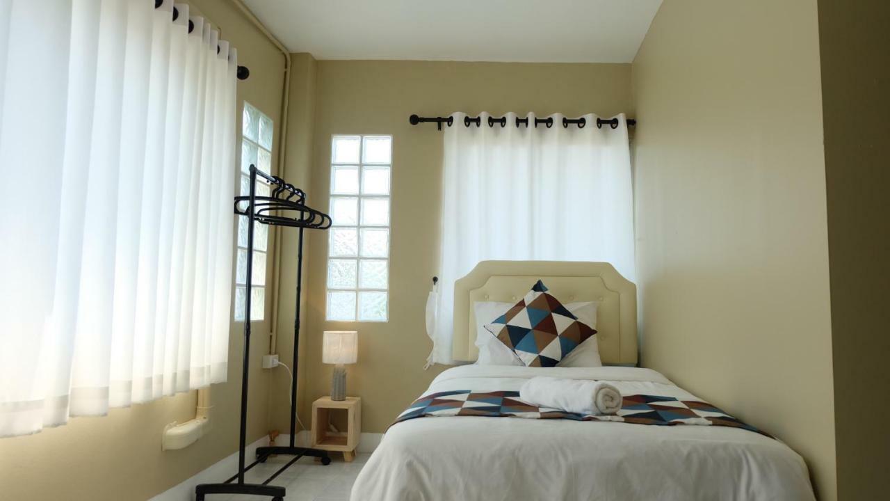 Why Not House Hostel Chiang Mai Buitenkant foto